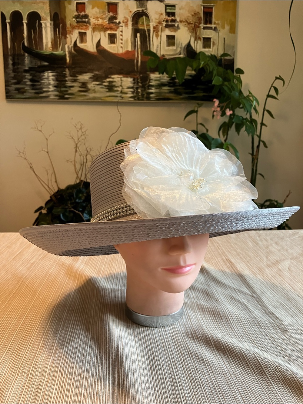 Elegant Wide-Brim Floral Accent Women’s Hat - Light Gray